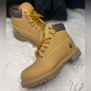 Timberland Honeycomb Boys Size 2.5M Boots these boots are waterproof.